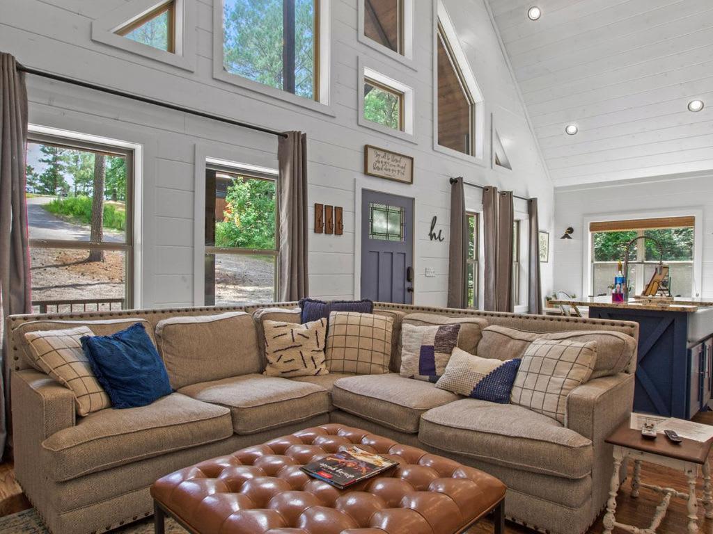 Stunning Luxury Cabin W Hot Tub And Fire Pit Holy Shiplap Is Perfect Romantic Couples Getaway Broken Bow Exterior photo